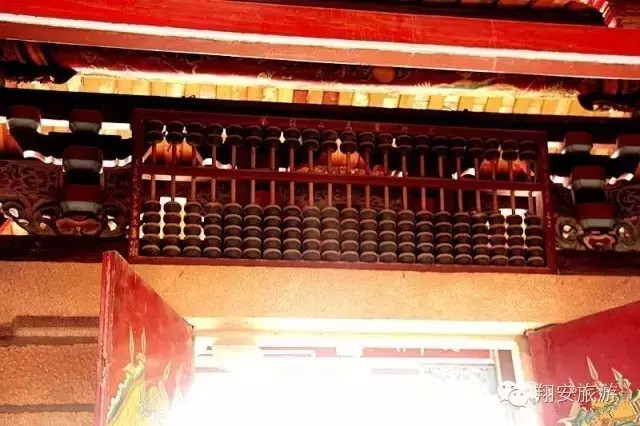 城隍廟大門頂上的大算盤，據(jù)說(shuō)寓意為人算不如天算。_翔安馬巷鎮(zhèn)城隍路城隍廟